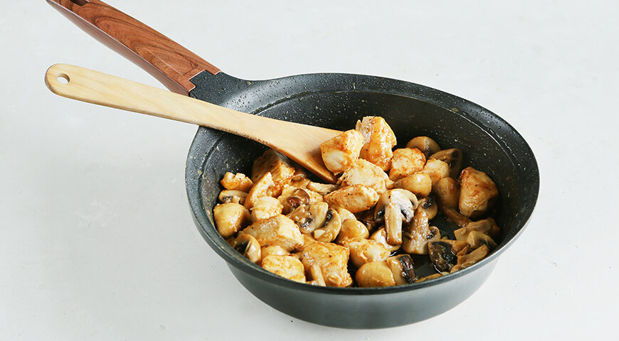 Грудка куриная на сковороде сочная с луком
