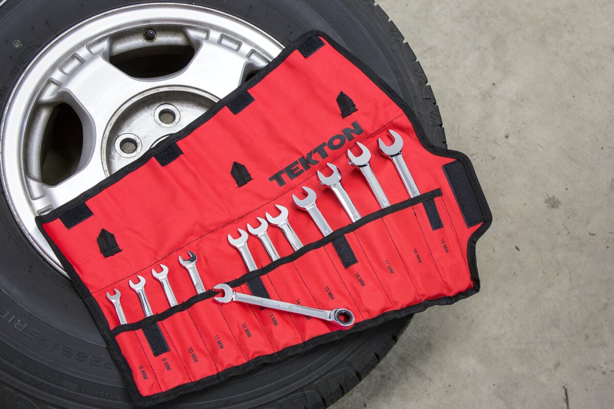     Как самому поменять колесо в автомобиле без домкрата?