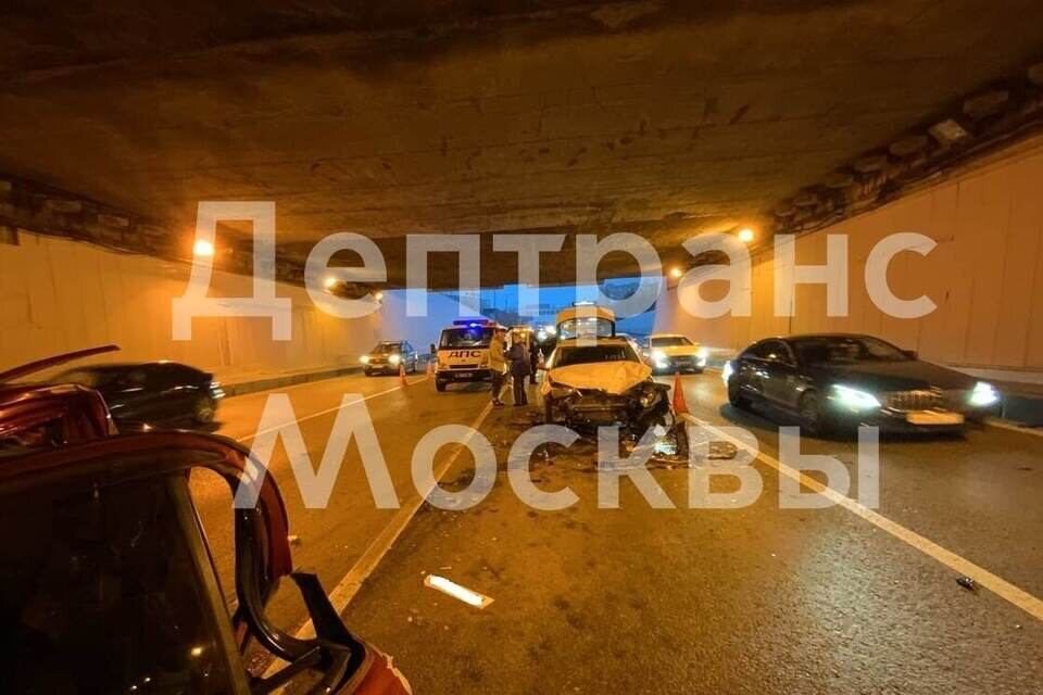     Три автомобиля столкнулись в Митьковском тоннеле в Москве  Департамент транспорта Москвы
