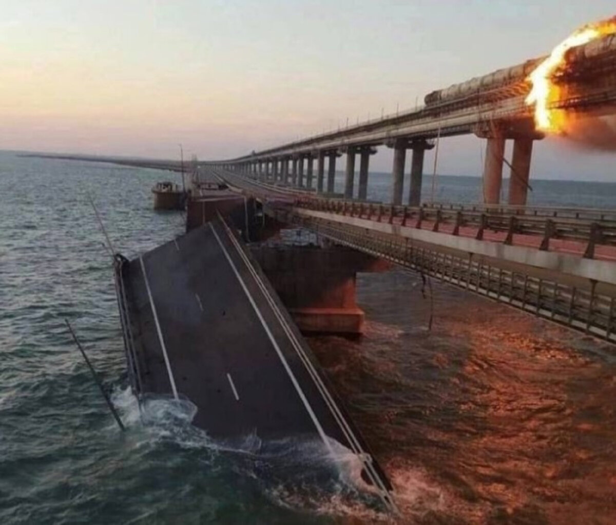 Разрушения Крымского моста. фото из открытых источников яндекс.картинки