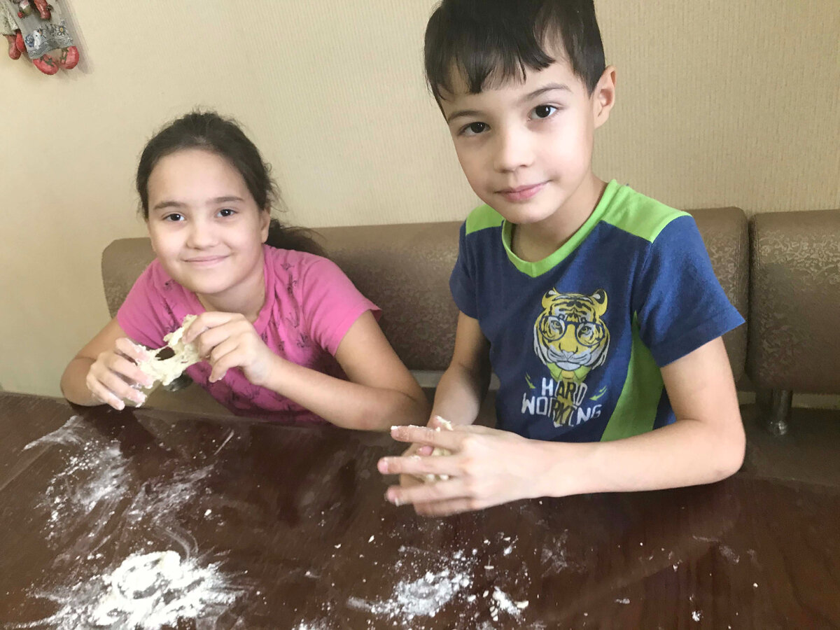 Злата и Макс мамины помощники на кухне
