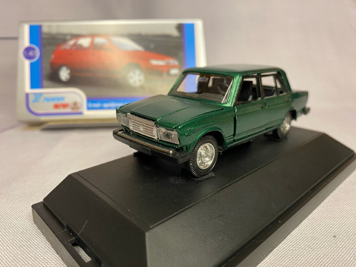 Между покрышками и подиумом проложен бархат - это предусмотрительно сделано мной, так как в противном случае моделька "впечатается" колесами в подставку. 