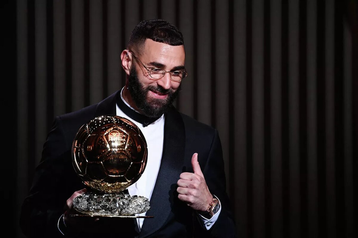 Французский нападающий получил "Золотой мяч" во время церемонии вручения в театре Шатле в Париже. 
