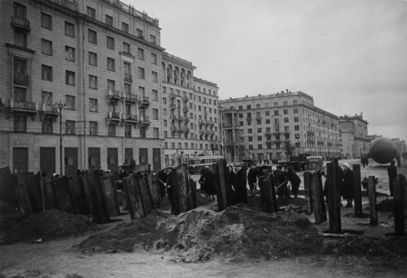 Противотанковые заграждения, установленные на Большой Калужской улице в Москве