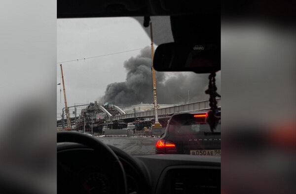 В центре Москвы горит здание возле Ярославского вокзала. Фото © VK / Nr