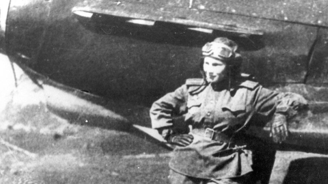 Лидия Литвяк перед полетом на Як-1. Фото с Википедии