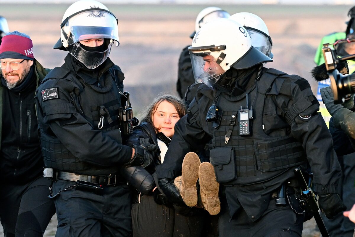     Грету Тунберг задержала полиция на акции протеста: её вынесли на руках