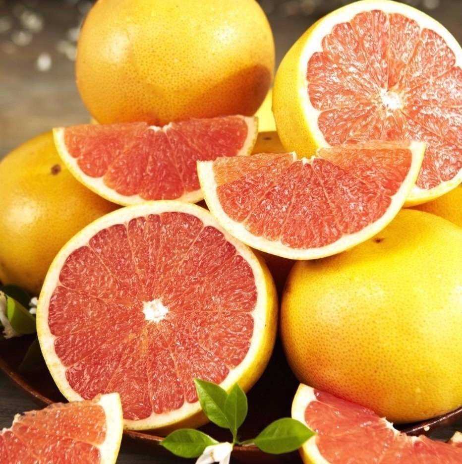 Грейпфрут, именно этот фрукт является очень полезным и тонизирующим. Грейпфру́т, помпельмус гроздевидный[2] (лат. Cītrus paradīsi)[3] — субтропическое вечнозелёное дерево; вид рода Цитрус семейства Рутовых (Rutaceae); а также его плод, достигающий в диаметре 10—15 см[4]. Внешне плоды грейпфрута схожи с плодами апельсина, но их мякоть кислее и с привкусом горечи. Несмотря на это, в энциклопедиях их относят к диетическим плодам. Впоследствии на основе грейпфрута селекционерами были созданы танжело (гибрид Citrus paradisi x Citrus reticulata, 1905) и миннеола (разновидность танжело, производное мандарина сорта Dancy и грейпфрута сорта Duncan, 1931). 
Средний срок, за который плоды поспевают, составляет примерно 9—12 месяцев. 
Грейпфрут считается № 1 в борьбе с лишним весом, поскольку обладает мощнейшими жиросжигающими свойствами. Ферменты грейпфрута помогают активно перерабатывать калории. Любое калорийное блюдо (не более 800 ккал) совершенно не навредит фигуре, если его заесть половинкой грейпфрута.
