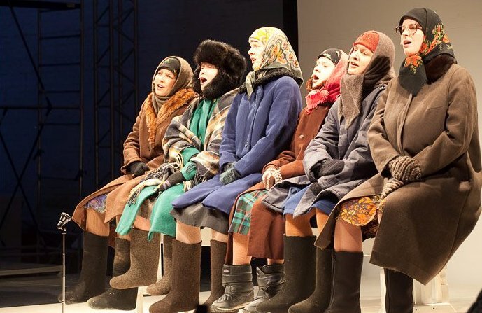 Спектакль "Бабушки". Фото портала "Театральные дневники"