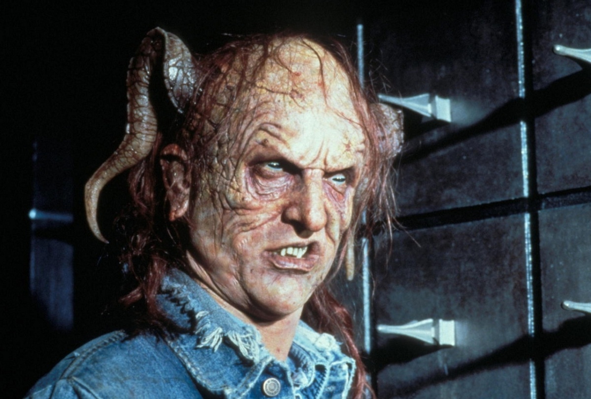 Флэгг много в кого превращается по ходу истории, и в дьявола в том числе. Ну а чего еще ожидать от персонажа, который любит распинать провинившихся товарищей на кресте?