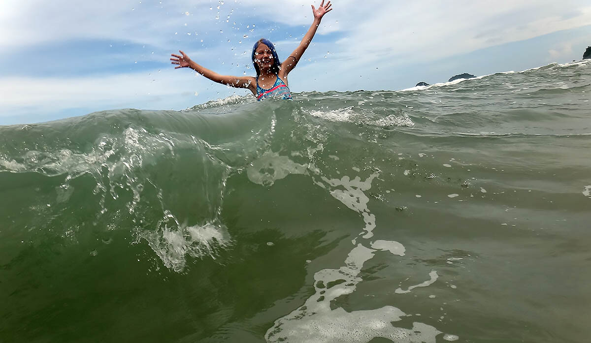 Йога стойка на руках у моря. Фотосессия в воде. Девушка в воде. Девушка на пирсе. Душевный вид.