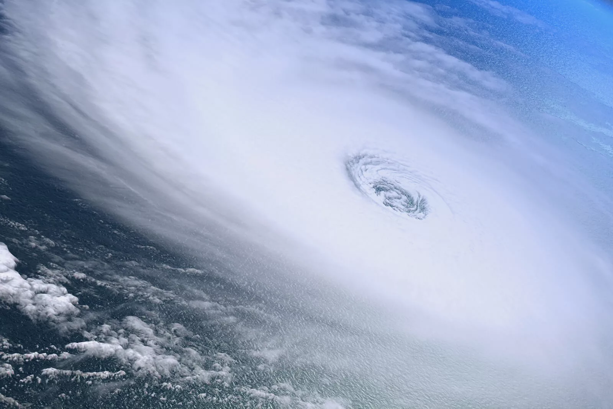   Силы природы поистине огромны, и даже в среднем по размере урагане содержится невообразимое количество энергии.-2