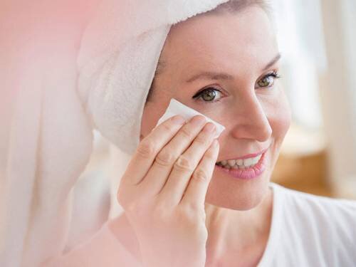 
После нанесения маски рекомендуется обработать кожу кремом, наделённым питательными свойствами