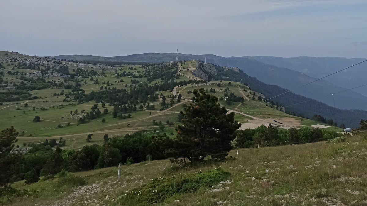 Вид с вершины Ай-Петри на плато в 2020 году. Справа видны тросы Зип-Лайна. Внизу видно пустую паркову.