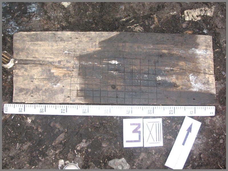 Доска с разметкой для игры, найденная в Ладоге.