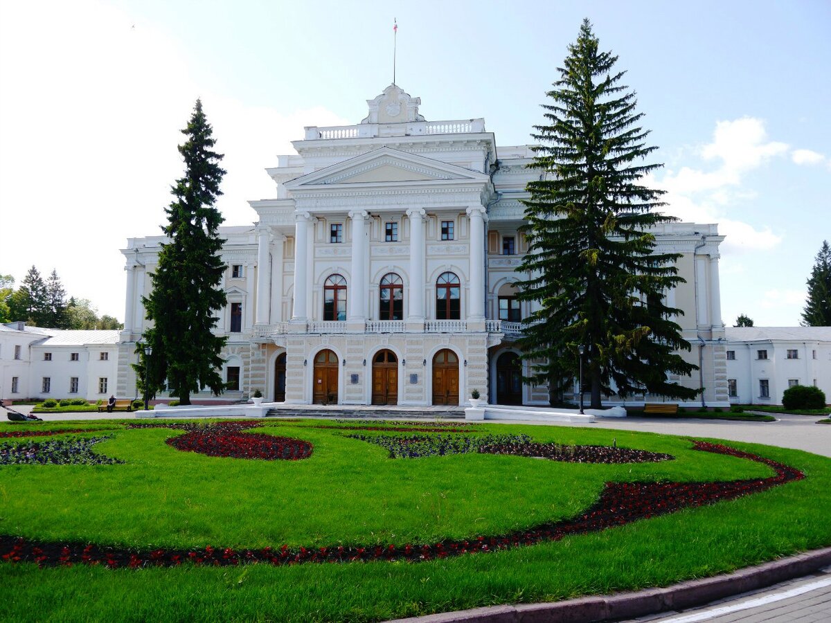 Главный северный фасад дворца