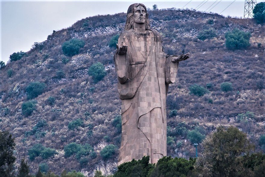 Собрал 14 самых высоких статуй Иисуса-9