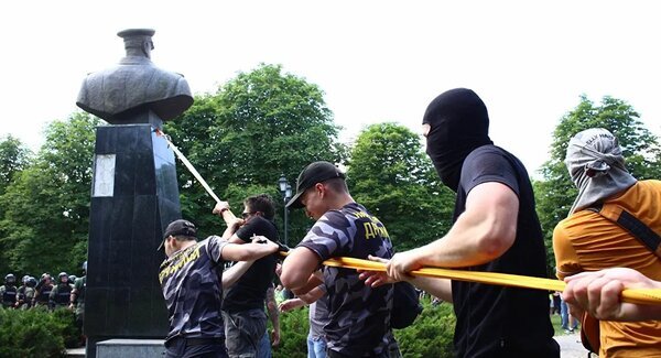 Снос памятника Жукову в Харькове ! 