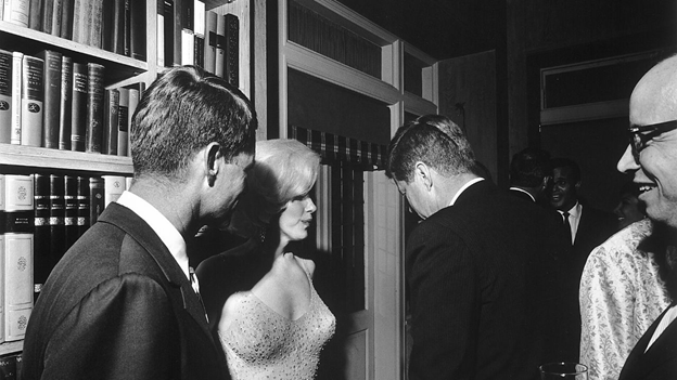 Источник: https://aventurasnahistoria.uol.com.br/media/uploads/dois_kennedy_e_monroe.jpg.