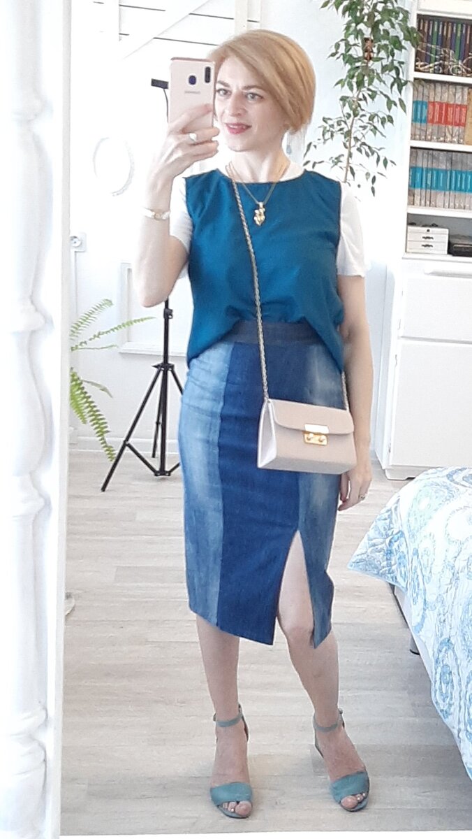 Юбка, футболка и топ.