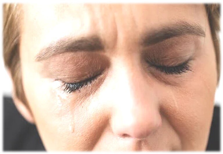  Слезы...           https://www.pexels.com/ru-ru/photo/4471315/