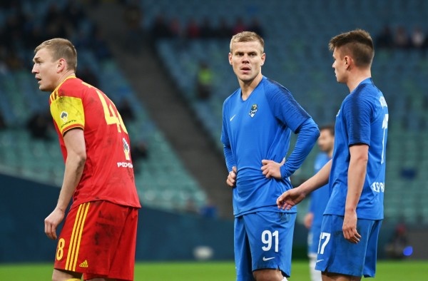 Александр Кокорин "Сочи", Андрей Мостовой "Сочи" и слева Евгений Луценко "Арсенал" Тула