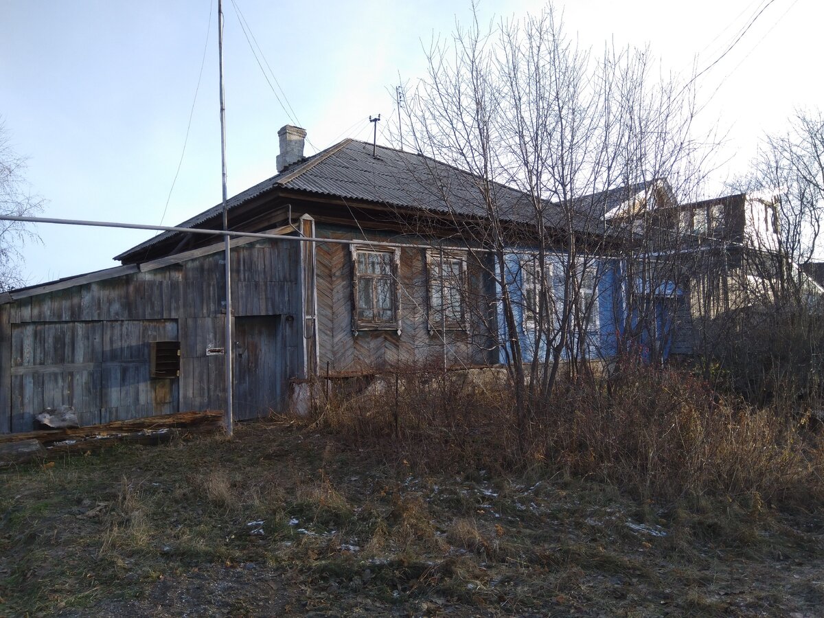 Фото  из  семейного  архива. 2019 год.  Дом  был разделен  на  две  половины.  В  левой  части  жила  наша  семья  с  1968 - 1970 года.  Когда -то  наша  часть  тоже  была  свежевыкрашена...но  в  настоящее время  там  никто  не  живет.  