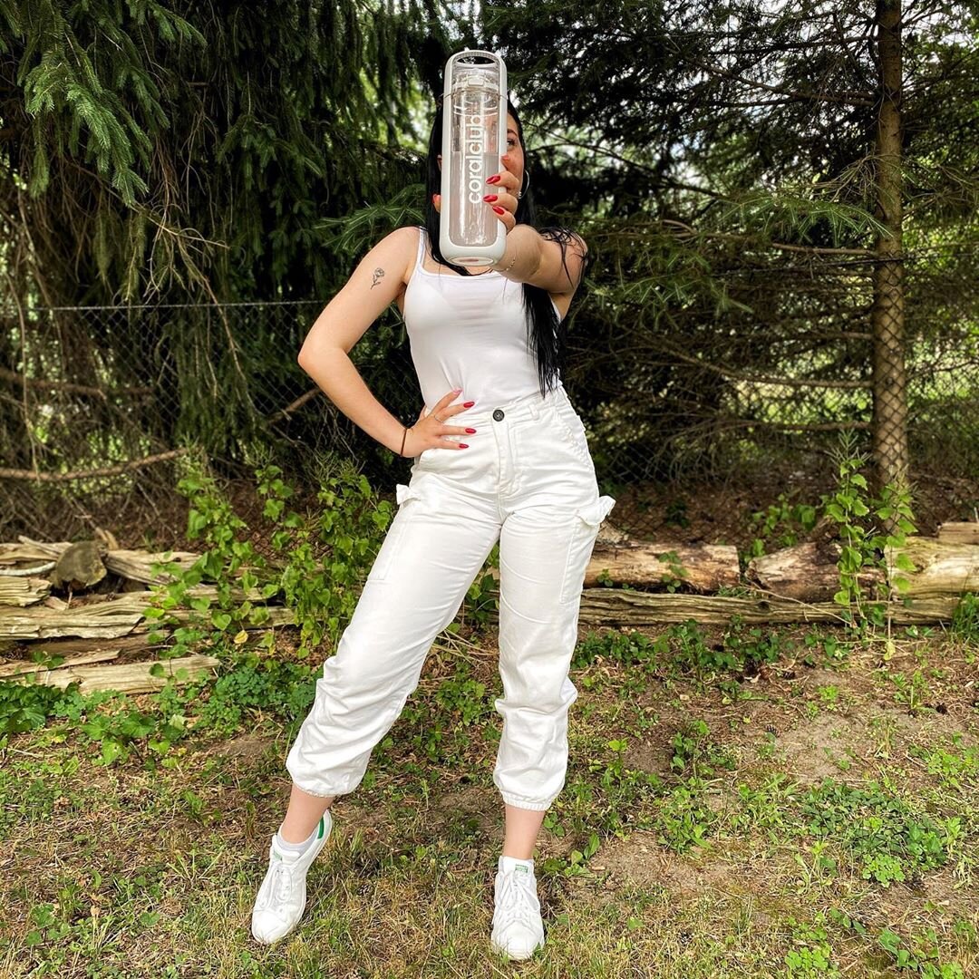 Девушка с бутылкой воды