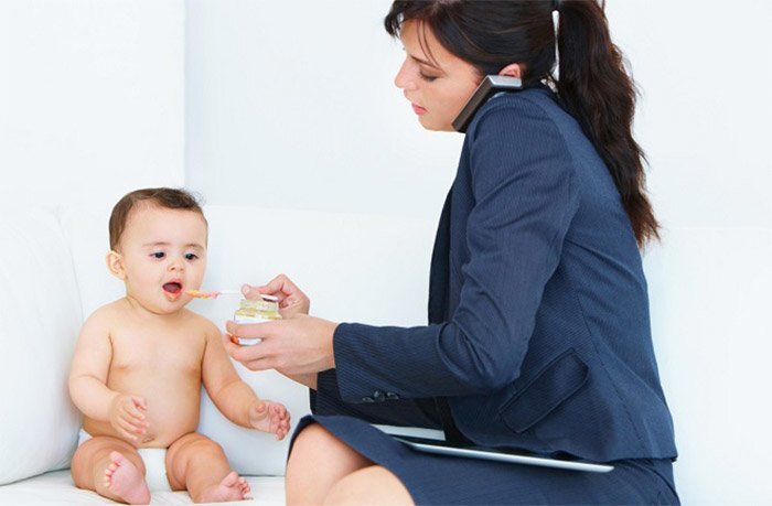   Педиатры  рекомендуют кормящей маме выходить на работу не ранее шести месяцев  после родов. К полугоду малыш уже адаптируется к новой жизни и может  оставаться с родственниками.-2