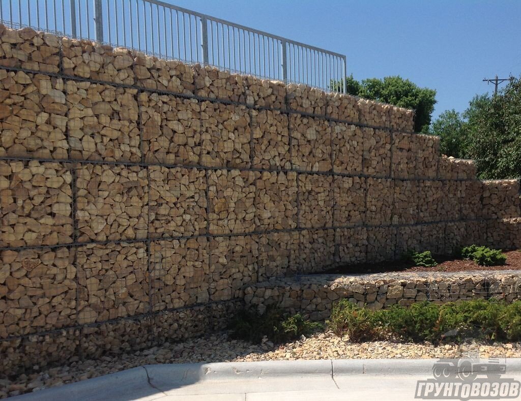 Такая стена из габиона украсит любой участок