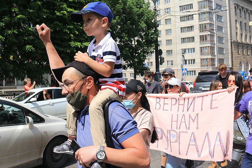 И теперь город собирается повторять акции своего недовольства Москвой каждый день. С места событий передает наш обозреватель Владимир Ворсобин [фото, видео]ВЛАДИМИР ВОРСОБИНПоделиться:FlipЕжедневная рассылка новостей KP.RU Комментарии: comments144Митингующих было очень мало. Город явно не захотел больше митинговатьФото: Борис КОКУРИНИзменить размер текста:AA