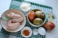 Выкладываем на стол необходимые продукты для супа с домашней лапшой и курицей.