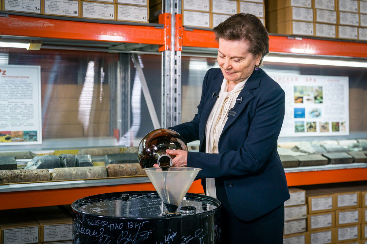 Фото: admhmao.ru Напомним о событии где 21 мая в научно-аналитическом центре рационального недропользования имени Шпильмана в Ханты-Мансийске состоялось торжественное мероприятие, посвященное добыче 12-миллиардной тонны нефти в автономном округе.