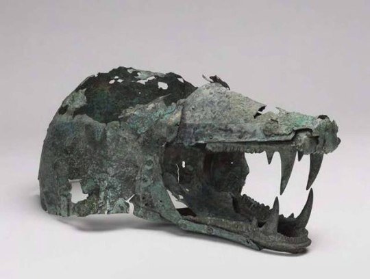 Этрусский шлем в форме крокодиловой головы, VI-V вв. до н.э.