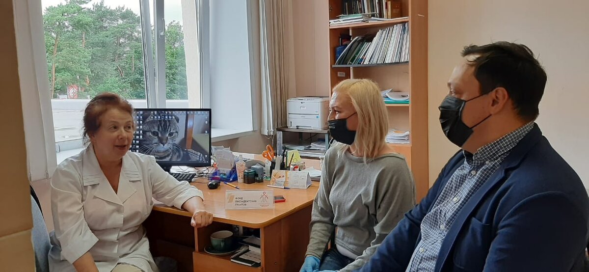 Светлана Яковлева и руководитель МРОО "Позитивная область" Михаил Бакулин во время рабочего визита в Центр по борьбе со СПИДом Владимирской области