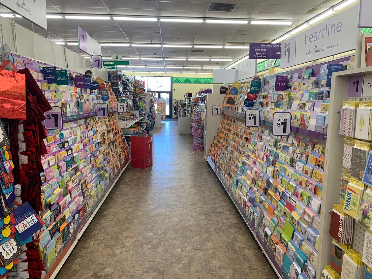 А вот и стеллаж с открытками. Две за доллар.