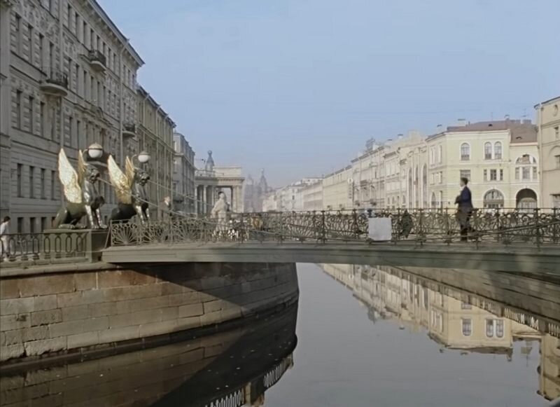 Кадр из фильма. Ольга Иванова бежит на работу.