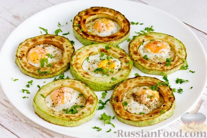 кабачок, яйца перепелиные, масло подсолнечное, соль, перец чёрный молотый