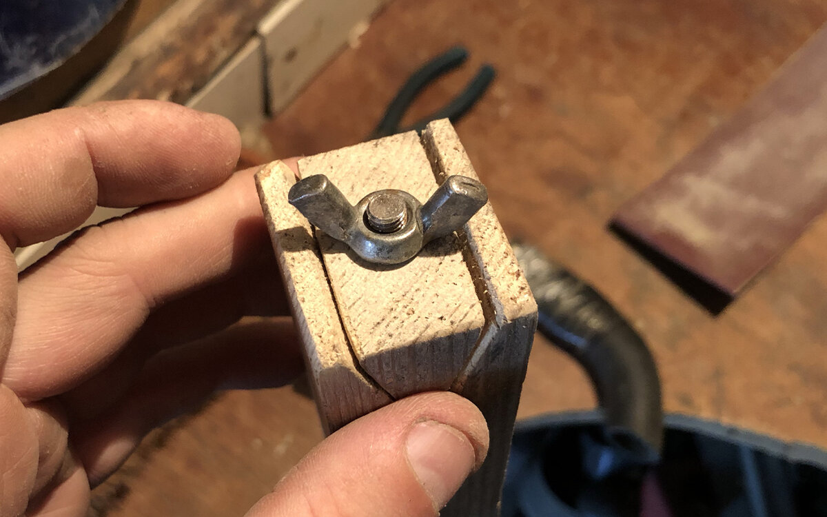 Зажим бруска зафиксирует любую наждачку, так как имеет форму конуса.