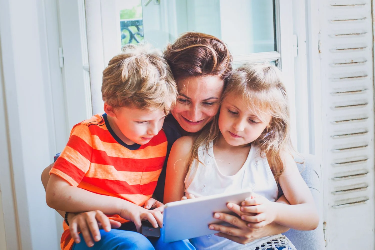 воспитание ребенка в семье. родители и школьники. родители и дети. беседа родителей с детьми. обсудите вместе с ребенком.