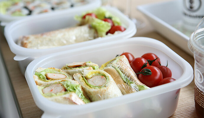 Бутерброды или обертки, которые легко есть, лучше всего подходят для пикника. Положите все в коробки, чтобы еда не сморщилась.
