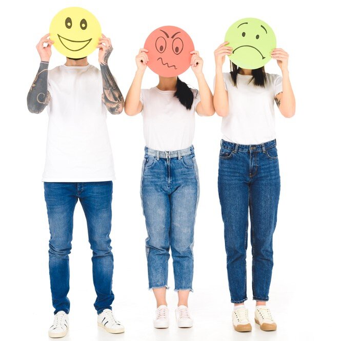 Каждый со своими чувствами и эмоциями                                                                                     Изображение с сайта: https://ru.depositphotos.com/category/sport.html">Группа молодых людей, держащих круглые карты с сердитыми, грустными и счастливыми выражениями лица, изолированными на белом - null