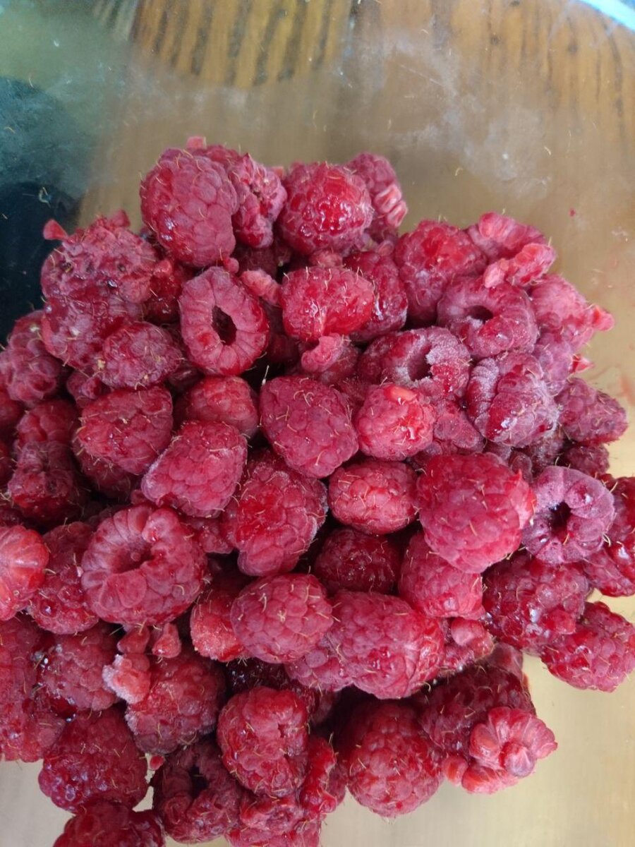 оттаявшая после заморозки ягода выглядит и пахнет изумительно.