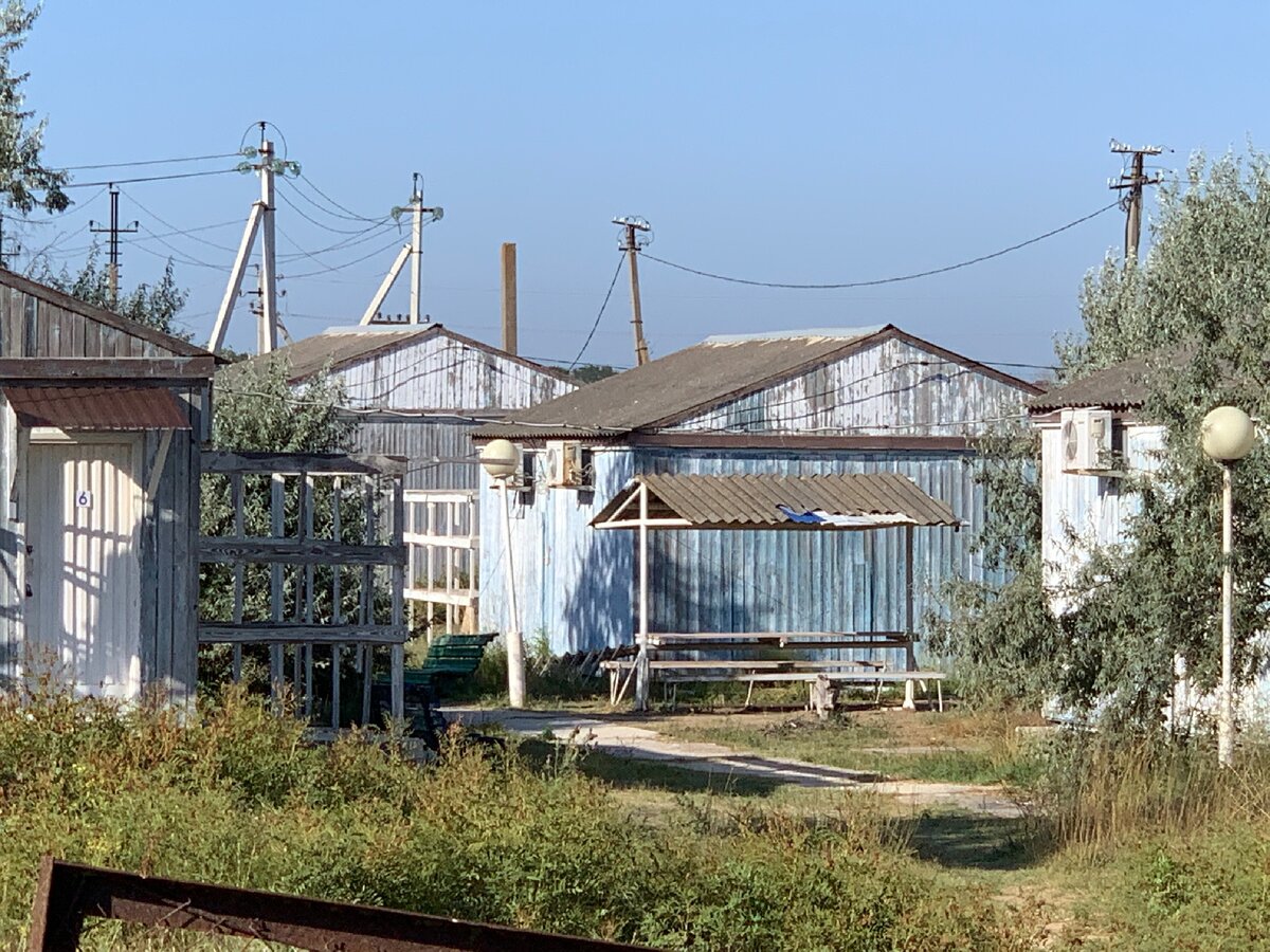 Нашёл под Анапой заброшенную турбазу. Экономные туристы селятся в ней и живут бесплатно