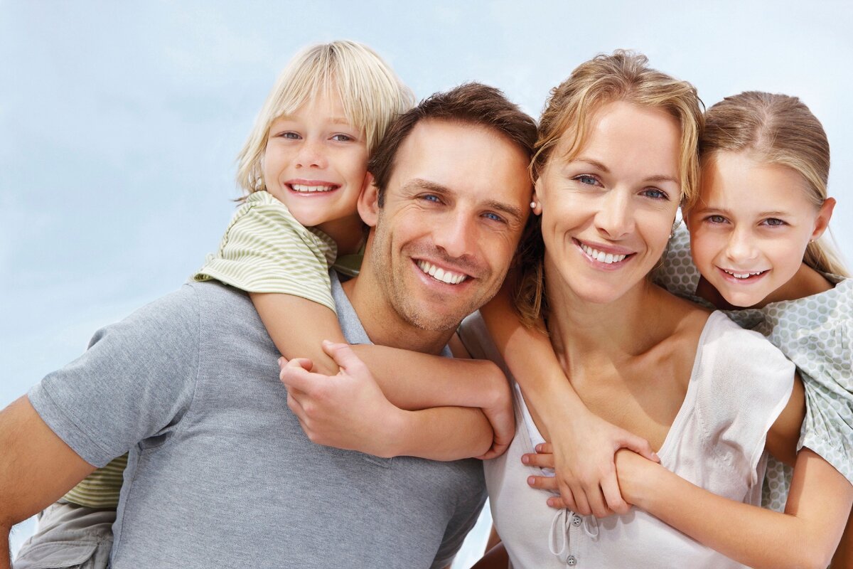 Счастливая семья улыбается вам))