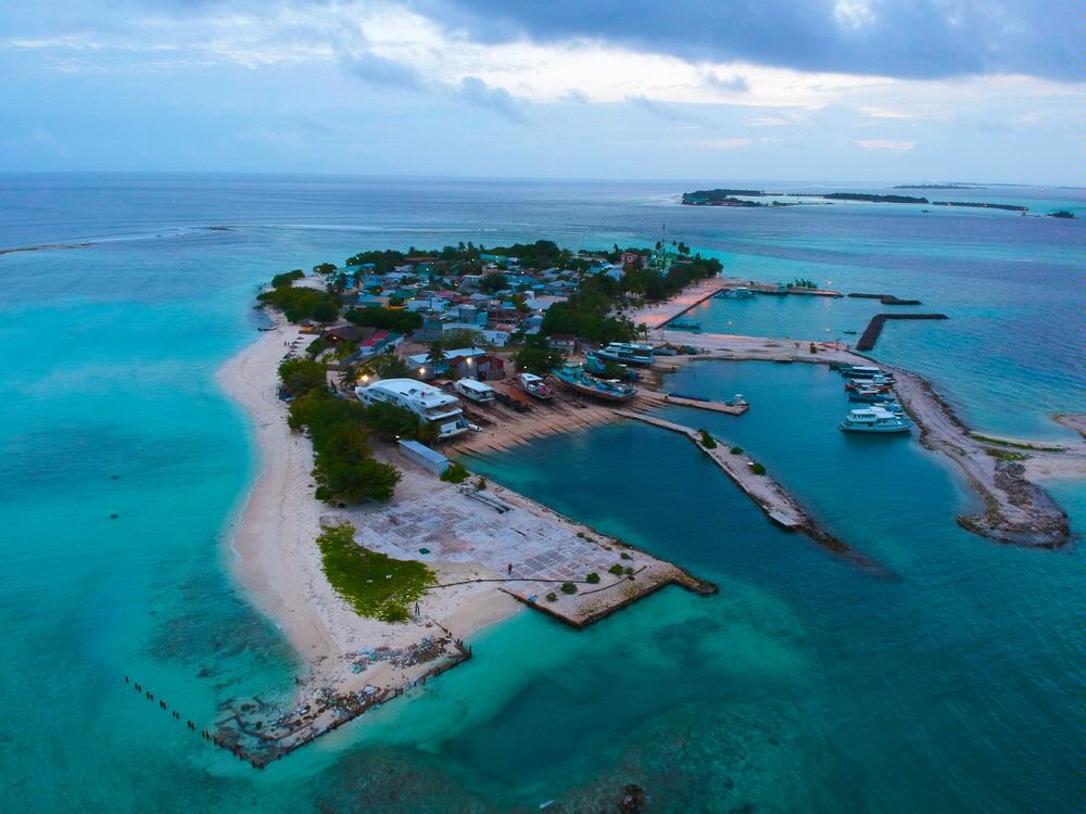 Немного подробнее о дайвинге Поблизости от атолла расположились два известных мальдивских заповедника — Эмбуду-Канду (Embudhoo Kandu) и Гурайду-Канду (Guraidhoo Kandu). А также самые популярные места для дайвинга: Риф Kandooma Thila — это место визуально похоже на каплю воды. Здесь можно не только понаблюдать за жизнью разнообразных обитателей океана, но и полюбоваться на настоящее чудо природы – гроты, пещеры, каменные выступы, опоясывающие риф с северной и с западной стороны.Коралловый каньон Emboohoo Canyon – частичка большого океанского рифа. В стене каньона образовалась пещера, в которой обитают интереснейшие жители морских глубин.