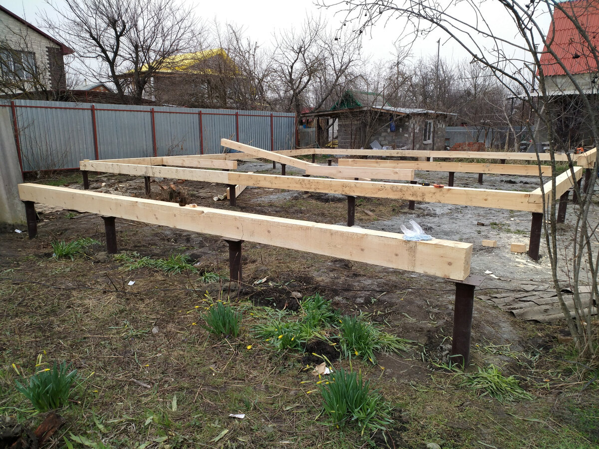 Выставляем каркас на сваях