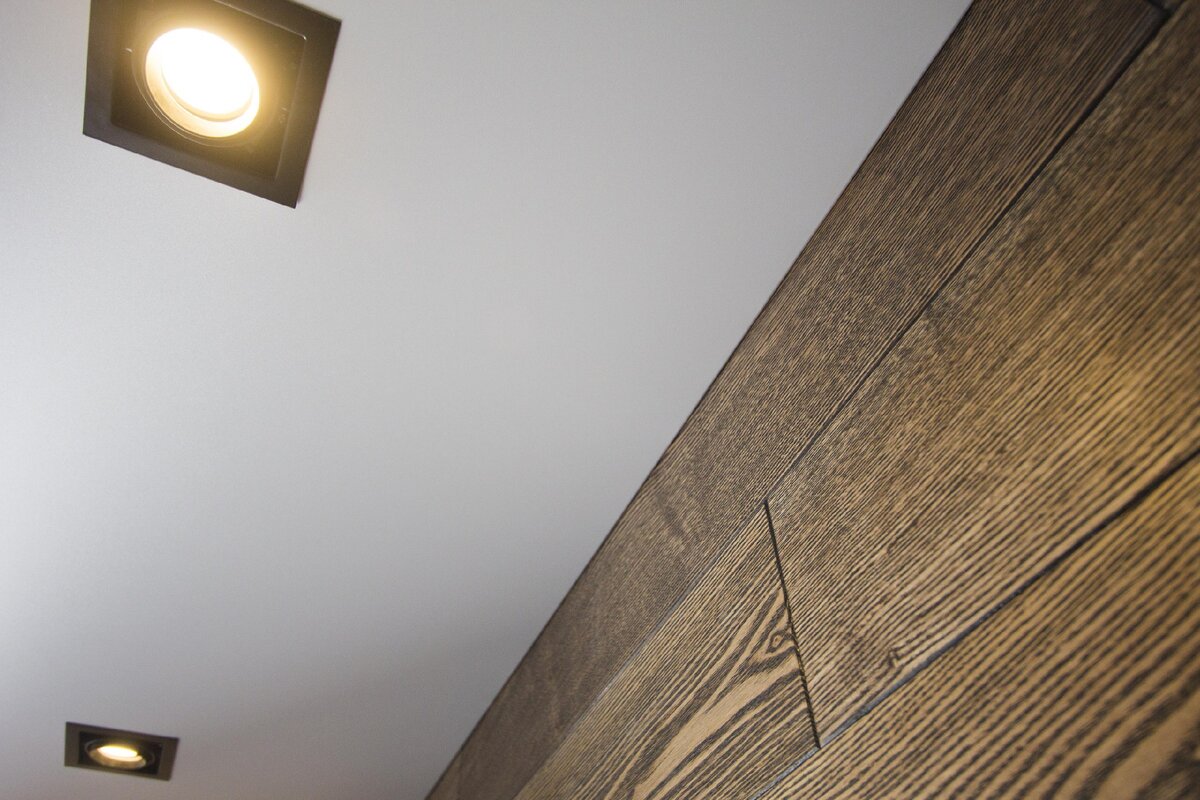 на фото: гипсотяжной потолок.