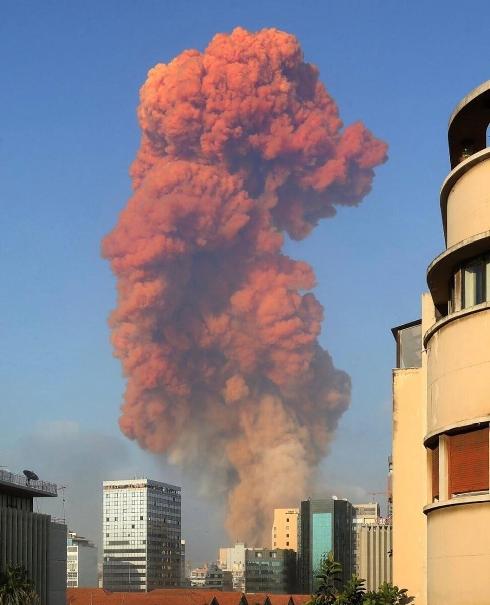 На кадрах виден дым до второго, мощного взрыва