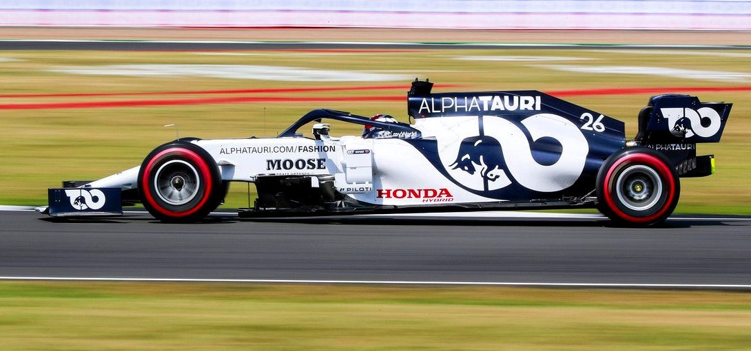 Даниил Квят за рулём Alpha Tauri на Гран-при 70-летия Формулы-1 2020